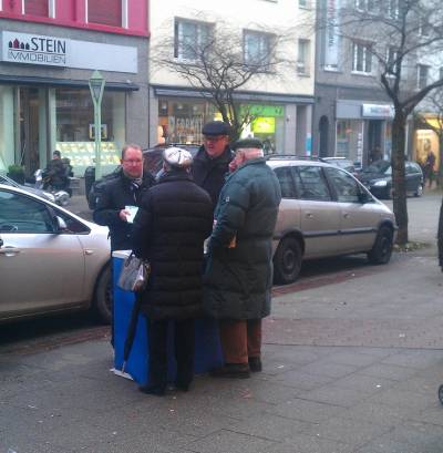 November/Dezember 2012 - Einer der drei Infostände zur Straßenumbenennung mit Herrn Kimpenhaus und Vertretern von ProVon. Foto von Jean Pierre Kurth.