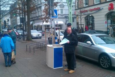 November/Dezember 2012 - Einer der drei Infostände zur Straßenumbenennung mit Herrn Kimpenhaus und Vertretern von ProVon. Foto von Jean Pierre Kurth.